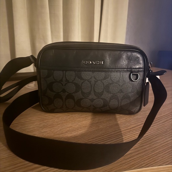 I’m selling my coach bag only wore 2 times don’t wear it like that.